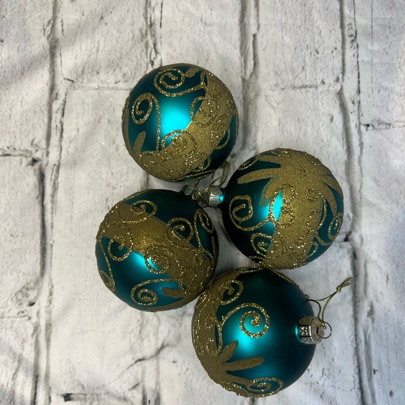 Seasons Design green with gold 4 ornaments - Picture 2 of 8